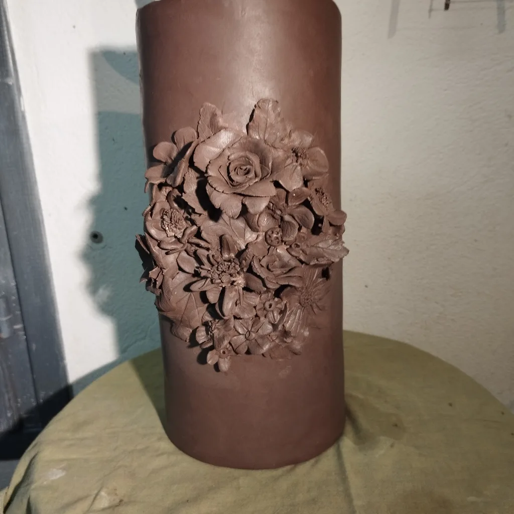 Grand vase en grès roux avant cuisson